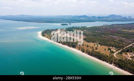 Eine Luftaufnahme der Insel Lanta noi und der Insel Lanta, südlich der Provinz Krabi, beliebte Touristenattraktion für Schnorcheltouristen. Stockfoto