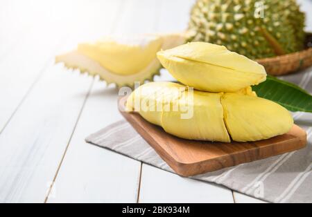 Frischer Durian (Monthong) auf Sack und weißem Holz Hintergrund, König der Früchte aus Thailand in der Sommersaison Stockfoto