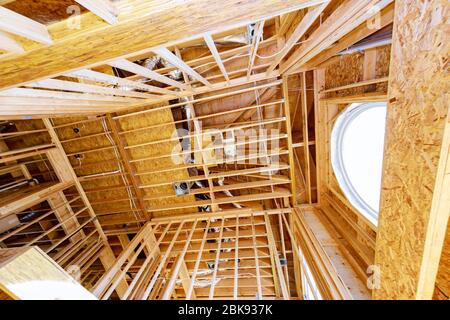 Heizungsrohre, Ventile schließen Installation des Daches des Hauses Stockfoto