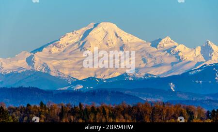 Sonnenuntergang über Mount Baker, einem schlafenden Vulkan im Bundesstaat Washington. Wir haben uns das Glen Valley in der Nähe von Abbotsford, British Columbia, Kanada, angesehen Stockfoto