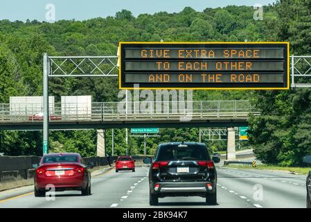 Social Distancing Overhead Highway Message Schild auf Highway 78 in Atlanta, Georgia. (USA) Stockfoto