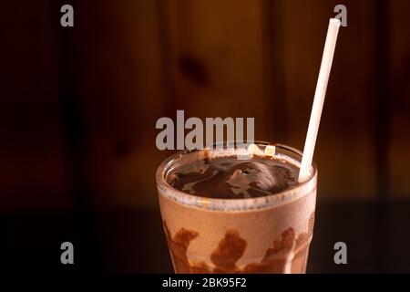 Leckerer Milchshake im Glas auf Holz Stockfoto