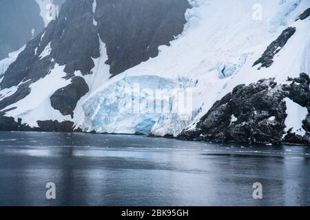 Zerklüftete eisige und eisige Landschaft der Antarktischen Halbinsel bei Der berühmte Lemaire Channel Stockfoto
