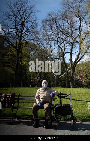 New York City, Usa. Mai 2020. Ein älterer Mann sitzt an einem sonnigen Tag inmitten der Coronavirus-Pandemie im Washington Square Park.die Menschen strömen dieses Wochenende in Stadtparks, während sich das Wetter inmitten der Coronavirus-Pandemie aufwärmt. Quelle: SOPA Images Limited/Alamy Live News Stockfoto