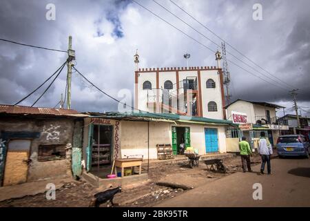 Nairobi, Kenia. Mai 2020. Eine normalerweise gefüllte Geschäftsstraße von Kibera wird wegen der Sperrstunde, die während der Corona-Virus-Pandemie verhängt wurde, als leer angesehen. Das tägliche Leben in Kibera Slums, das größte in Nairobi, wurde von der anhaltenden COVid19-Pandemie nicht stark beeinflusst, außer ein paar Aktivitäten, die durch die aufgrund der Pandemie verhängte Ausgangssperre begrenzt wurden. Quelle: SOPA Images Limited/Alamy Live News Stockfoto