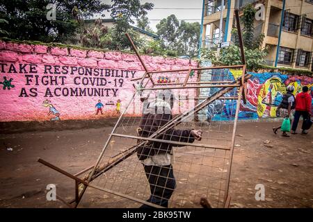 Nairobi, Kenia. Mai 2020. Eine Wand mit einem Bewusstsein Graffiti während der Corona-Virus-Pandemie. Das tägliche Leben in Kibera Slums, das größte in Nairobi, wurde von der anhaltenden COVid19-Pandemie nicht stark beeinflusst, außer ein paar Aktivitäten, die durch die aufgrund der Pandemie verhängte Ausgangssperre begrenzt wurden. Quelle: SOPA Images Limited/Alamy Live News Stockfoto