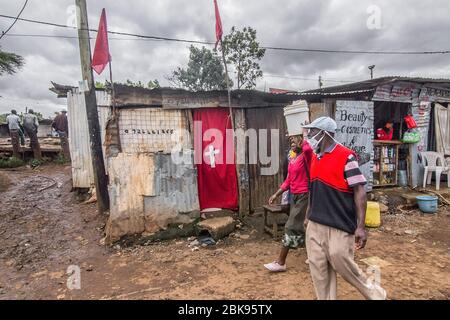 Nairobi, Kenia. April 2020. Die Bewohner an ihren täglichen Aktivitäten nach einer Verlängerung der Ausgangssperre während der Corona-Virus-Pandemie. Das tägliche Leben in Kibera Slums, das größte in Nairobi, wurde von der anhaltenden COVid19-Pandemie nicht stark beeinflusst, außer ein paar Aktivitäten, die durch die aufgrund der Pandemie verhängte Ausgangssperre begrenzt wurden. Quelle: SOPA Images Limited/Alamy Live News Stockfoto