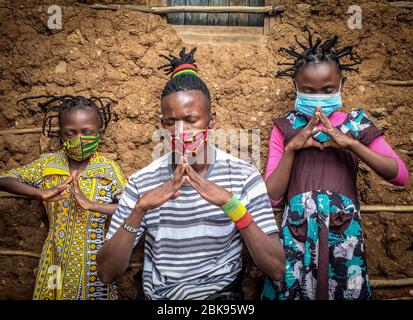 Nairobi, Kenia. Mai 2020. Martha Apisa, 12 Jahre alt, und ihre Nachbarin, 8 Jahre alt, Stacy Ayuma mit einem älteren, werden gesehen, wie sie ihre Haarflechte benutzen, um während der Pandemie Bewusstsein und Aufsehen über den Corona Virus zu erzeugen. Das tägliche Leben in Kibera Slums, das größte in Nairobi, wurde von der anhaltenden COVid19-Pandemie nicht stark beeinflusst, außer ein paar Aktivitäten, die durch die aufgrund der Pandemie verhängte Ausgangssperre begrenzt wurden. Quelle: SOPA Images Limited/Alamy Live News Stockfoto