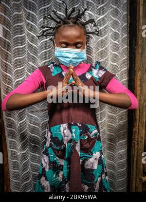 Nairobi, Kenia. Mai 2020. Martha Apisa ist 12 Jahre alt und wird mit ihren Haarflechten gesehen, um während der Pandemie Bewusstsein und Empfindung über den Corona Virus zu schaffen. Das tägliche Leben in Kibera Slums, das größte in Nairobi, wurde von der anhaltenden COVid19-Pandemie nicht stark beeinflusst, außer ein paar Aktivitäten, die durch die aufgrund der Pandemie verhängte Ausgangssperre begrenzt wurden. Quelle: SOPA Images Limited/Alamy Live News Stockfoto