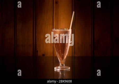 Leckere Milchshake im Glas auf Holzhintergrund Stockfoto
