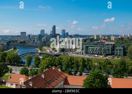 Blick auf das moderne Geschäftsviertel gegenüber dem Fluss Neris vom Gediminas Castle Hill. In Vilnius, Litauen. Stockfoto