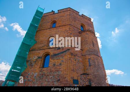 Das berühmte Wahrzeichen Gediminas roten Backstein, achteckige Burg, wird renoviert. In Vilnius, Litauen. Stockfoto