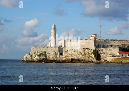 Blick über die Hafenmündung in Havanna mit Blick auf das Wahrzeichen Morro Schloss und Leuchtturm. Stockfoto