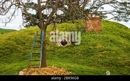 Hobbit Behausungen in Hobbiton Filmset Stockfoto