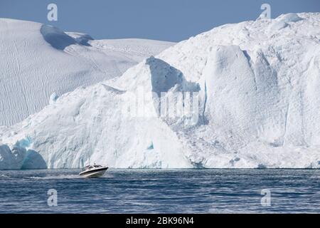 Motorboot und Eisberg, Ilulissat, Grönland Stockfoto