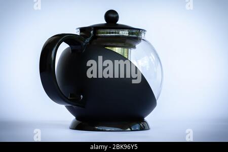 Schwarze Glas Kaffeekanne im neutralen Hintergrund abgewinkelte Seitenansicht Stockfoto