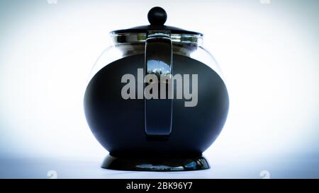 Schwarze Glas Kaffeekanne im neutralen Hintergrund Rückseite Ansicht Stockfoto