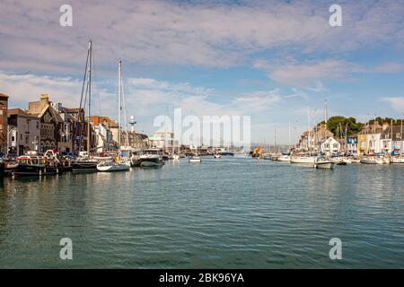 Segelboote liegen am Hafen von Weymouth an einem sonnigen Sommertag in Dorset, England Stockfoto