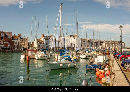 Segelboote liegen am Hafen von Weymouth an einem sonnigen Sommertag in Dorset, England Stockfoto