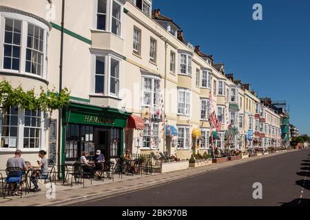 Georgianische Häuser und B&Bs, dekoriert mit Häschen entlang der Esplanade von Weymouth an einem sonnigen Sommertag in Dorset, England Stockfoto