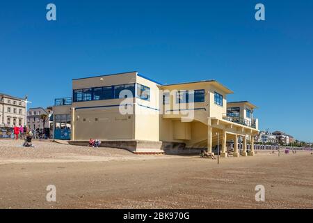 Der Art Deco Pier Bandstand an der Strandpromenade von Weymouth an einem sonnigen Sommertag, Dorset, England Stockfoto