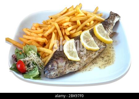 Gebackener Fisch - Forelle, Salat und pommes frites auf dem Teller Stockfoto