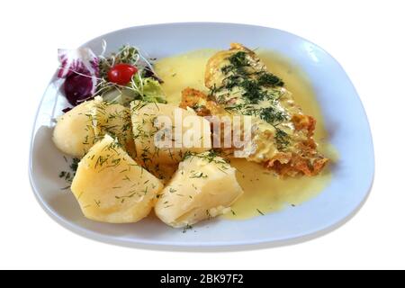 Gebratener Fisch - Rosenfisch, Salat und Kartoffeln auf dem Teller Stockfoto