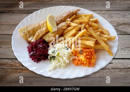 Gebratener Fisch - Zander/ Sander/ Zander, Salat und pommes frites auf dem Teller Stockfoto