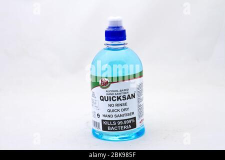 Alberton, Südafrika - eine Flasche Quicksan Handdesinfektionsmittel auf einem klaren Hintergrundbild mit Kopierraum im horizontalen Format isoliert Stockfoto