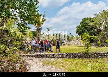 Kohunlich, Mexiko - 25. April 2019: Eine Gruppe von Touristen besucht die Ruinen der alten Maya-Stadt Kohunlich in Quintana Roo, Yucatan Halbinsel, Stockfoto