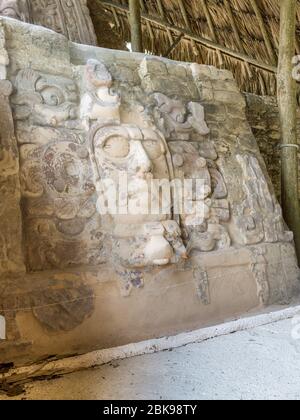 Gut erhaltene Statue auf dem Tempel der Masken in Kohunlich maya archäologische Stätte in präkolumbianischen Maya Zivilisation, Yucatan Halbinsel, Mexiko. Stockfoto