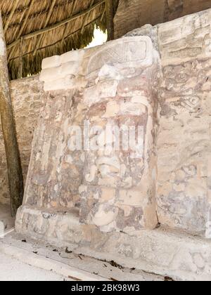 Gut erhaltene Statue auf dem Tempel der Masken in Kohunlich maya archäologische Stätte in präkolumbianischen Maya Zivilisation, Yucatan Halbinsel, Mexiko. Stockfoto