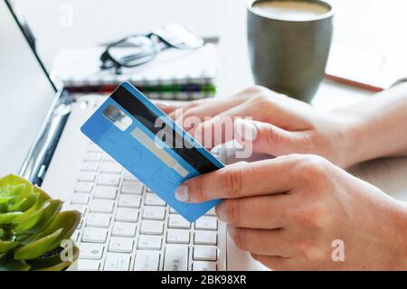 Frau Hände halten eine Kreditkarte und mit dem Computer für Online-Shopping Eingabe sicherer Code auf der Tastatur. Stockfoto