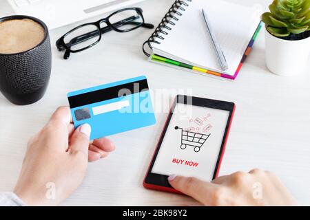 Weibliche Hände mit Smartphone für Online-Shopping. Online-Shop, Verkaufskonzept. Stockfoto