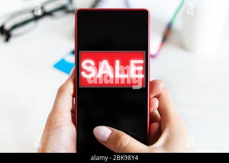 Weibliche Hände mit Smartphone für Online-Shopping. Online-Shop, Verkaufskonzept. Stockfoto