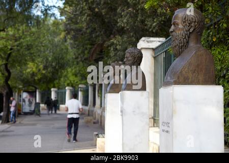 Statuen von Aischylos, Sophokles und Euripides vor der Nationalen Garten in Athen, Griechenland Stockfoto