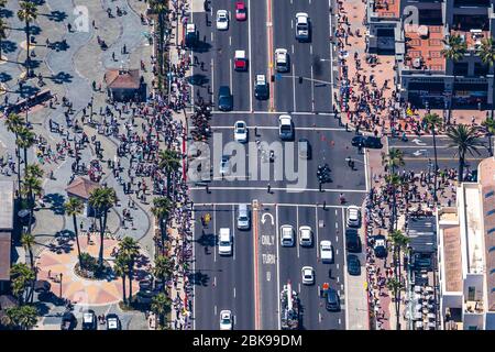 Huntington Beach, Kalifornien, USA. Mai 2020. Luftaufnahme von Demonstranten und großen Strafverfolgungsbehörden Präsenz auf der Main Street und Strand am Pacific Coast Highway, versammelten sich Tausende, um gegen Kaliforniens Stay-at-Home Maßnahmen und Gouverneur Schließung Orange County Strände insbesondere zu protestieren. Berittene Polizisten auf dem Pferderücken stehen in Kraft iat Eingang zum Strand und Huntington Beach Pier. Kredit: Mark Holtzman/ZUMA Wire/Alamy Live News Stockfoto