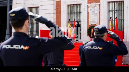 (200503) -- MADRID, 3. Mai 2020 (Xinhua) -- Isabel Diaz Ayuso (C), die Präsidentin der Region Madrid, und Mitglieder der Polizei beobachten einen Moment des Schweigens für die COVID-19-Opfer auf dem Platz Puerta del Sol in Madrid, Spanien, 2. Mai 2020. (Regierung der Region Madrid/Handout über Xinhua) Stockfoto