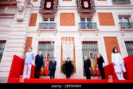 (200503) -- MADRID, 3. Mai 2020 (Xinhua) -- Beamte und Gesundheitshelfer halten am 2. Mai 2020 auf dem Platz Puerta del Sol in Madrid, Spanien, einen Moment des Schweigens für die Opfer der COVID-19 fest. (Regierung der Region Madrid/Handout über Xinhua) Stockfoto