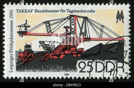 DEUTSCHLAND- UM 1981: Briefmarke gedruckt von Deutschland, zeigt Bagger, um 1981. Stockfoto