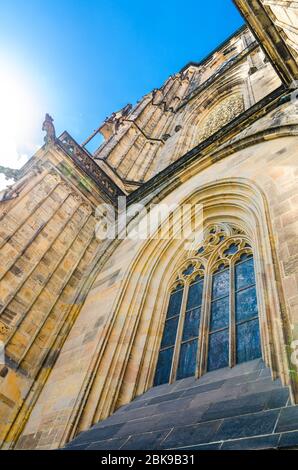 Prag, Tschechische Republik, 13. Mai 2019: Blick von unten aus auf das Fenster des Südturms - Außenansicht der St. Veits-Kathedrale in der Prager Burg Hradschin Kleinseite Mala Strana Bezirk, blauer Himmel, Böhmen Stockfoto