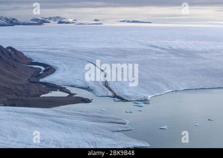 Gletscher Erreichen Wasser, Ellesmere Island, Kanada Stockfoto