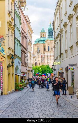 Prag, Tschechische Republik, 13. Mai 2019: Tschechen mit Fahnen bei Demonstration gegen Premierminister Andrej Babis am Altstädter Ring Stare Mesto im historischen Stadtzentrum Stockfoto