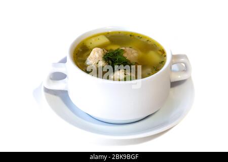 Suppe mit Fleischbällchen und Kartoffeln auf weißem Hintergrund isoliert Stockfoto