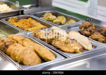 Koteletts und Fleischgerichte in Buffet auf Metallplatten. Selektiver Fokus Stockfoto