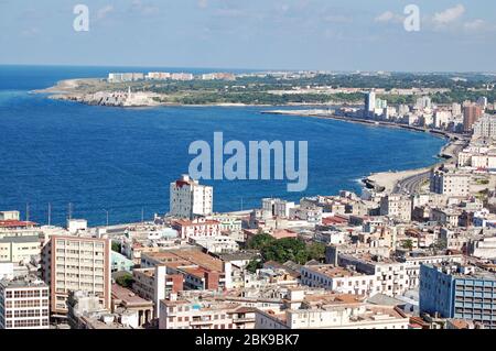 Blick von einem hohen Gebäude über die herrliche Bucht von Havanna, Kuba an einem sonnigen Tag. Stockfoto