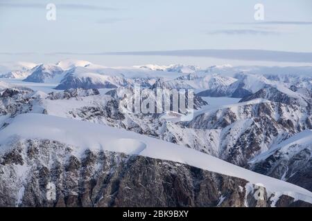 Luftaufnahme von schneebedeckten Bergen, Ellesmere Island, Kanada Stockfoto