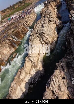 Jabalpur, Madhya Pradesh/Indien : 26. Dezember 2018 - Blick auf den Wasserfall Dhuandhar von der Seilbahn Stockfoto