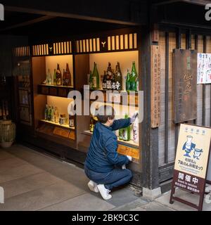 Sake in den Geschäften, Takayama, Japan Stockfoto