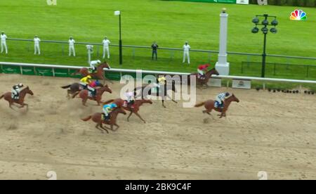 In diesem Bild aus dem Video von NBC Sports, Sekretariat, rechts, überquert die Ziellinie, um eine Computer-simulierte Version des Kentucky Derby Pferderennen zwischen den 13 Gewinnern der Triple Crown gewinnen, Samstag, 2. Mai 2020, in Louisville, Ky. Das Rennen war Teil der NBC-Ersatzprogrammierung, nachdem das Kentucky Derby durch die Coronavirus-Pandemie verschoben wurde. (NBC Sports über AP) Stockfoto